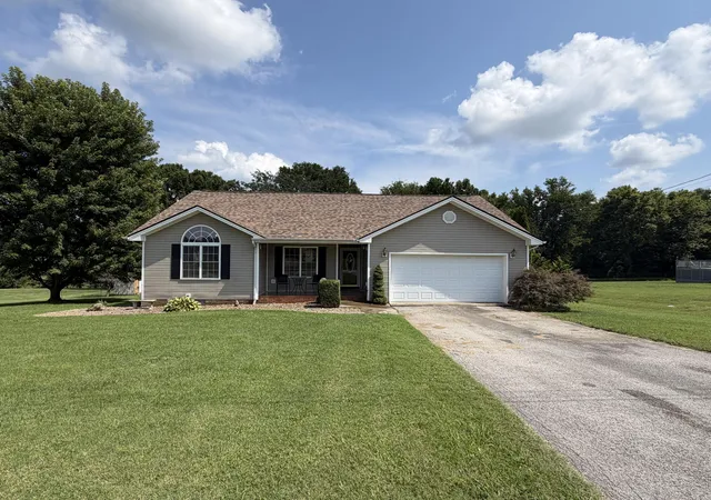 Photo 2 of Single family home for sale at 1810 Valley View Dr, Hopkinsville, KY 42240 | MLS# 26021275 | Listing updated on 2026-08-07