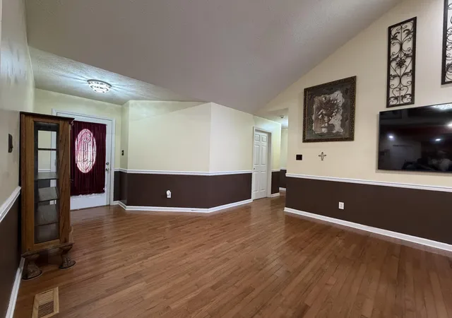 Photo 3 of Single family home for sale at 1810 Valley View Dr, Hopkinsville, KY 42240 | MLS# 26021275 | Listing updated on 2026-08-07