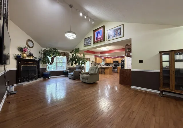 Photo 3 of Single family home for sale at 1810 Valley View Dr, Hopkinsville, KY 42240 | MLS# 26021275 | Listing updated on 2026-09-27