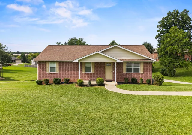 Photo 1 of Sale Pending at 135 Grand Xing Dr, Somerset, KY 42503 | MLS# 26021392 | Listing updated on 2026-09-15