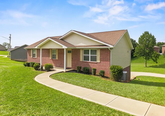 Photo 2 of Sale Pending at 135 Grand Xing Dr, Somerset, KY 42503 | MLS# 26021392 | Listing updated on 2026-09-15