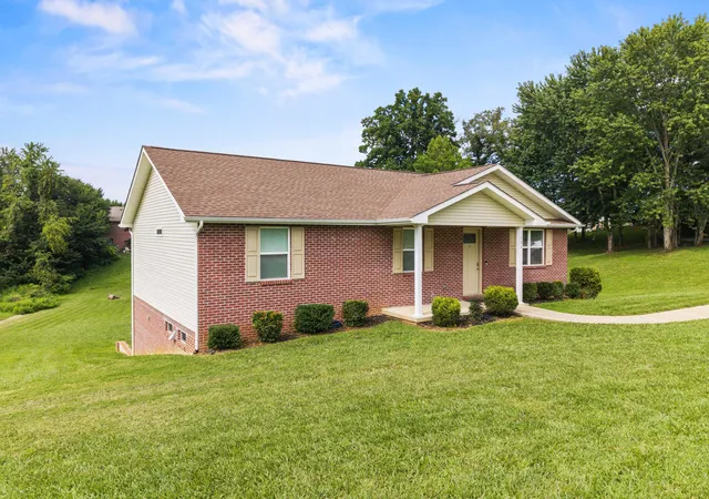 Photo 3 of Sale Pending at 135 Grand Xing Dr, Somerset, KY 42503 | MLS# 26021392 | Listing updated on 2026-09-15