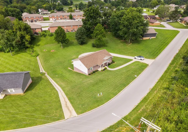 Photo 4 of Sale Pending at 135 Grand Xing Dr, Somerset, KY 42503 | MLS# 26021392 | Listing updated on 2026-09-15