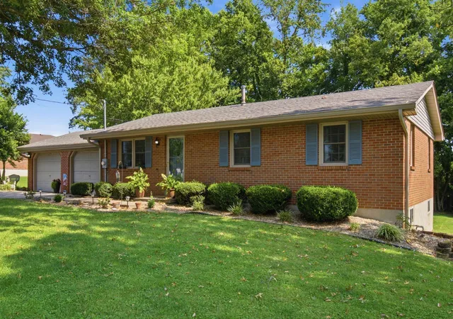 Photo 3 of Sale Pending at 709 Brentwood Dr, Mount Sterling, KY 40353 | MLS# 26021515 | Listing updated on 2026-08-25