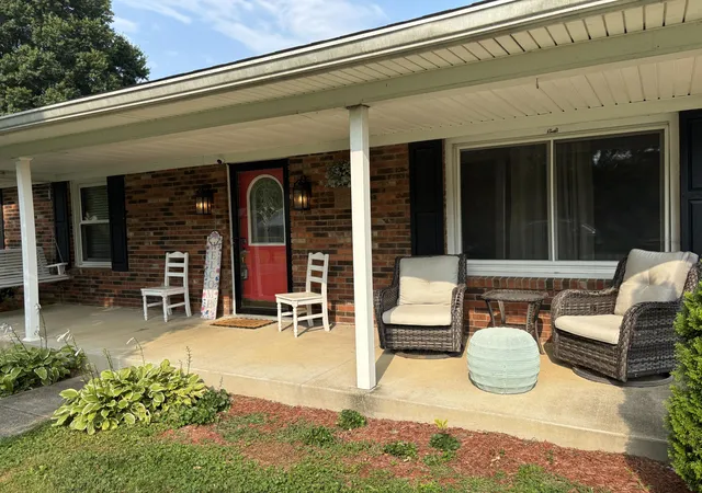Photo 3 of Single family home for sale at 132 Meadowbrook Dr, Frankfort, KY 40601 | MLS# 26021622 | Listing updated on 2026-10-05
