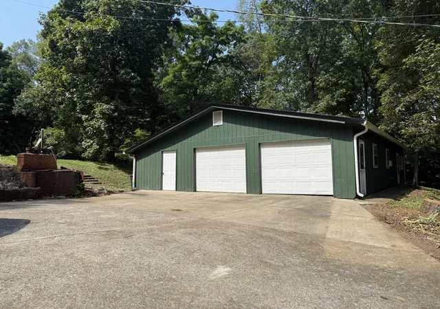 Photo 3 of Single family home for sale at 241 Solomon Dr, Cadiz, KY 42211 | MLS# 26021805 | Listing updated on 2026-08-12