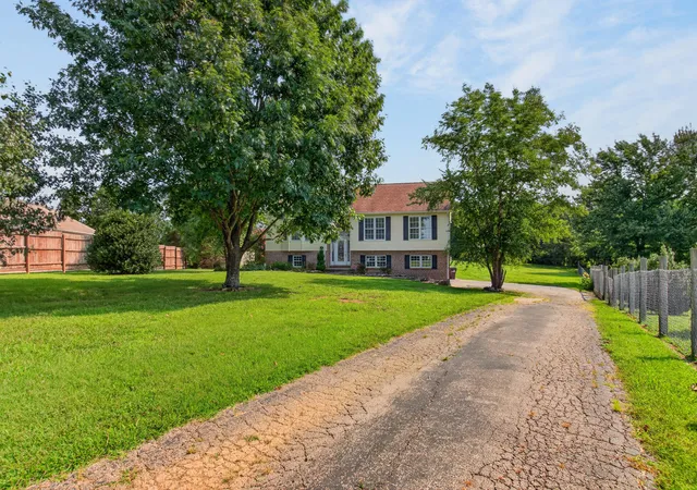 Photo 3 of Single family home for sale at 364 Ridgeview Dr, Berea, KY 40403 | MLS# 26021628 | Listing updated on 2026-09-29