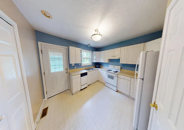 Photo 3 of Single family home for sale at 35 Cardinal Dr, Cadiz, KY 42211 | MLS# 26021656 | Listing updated on 2026-09-08