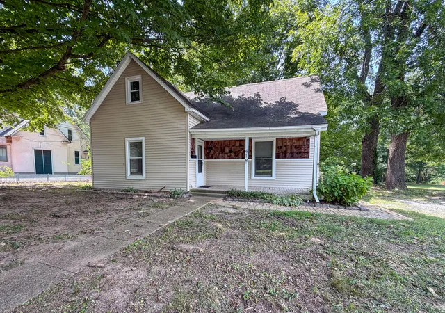 Photo 2 of Single family home for sale at 418 S 8th Street, Murray, KY 42071 | MLS# 26022470 | Listing updated on 2026-08-18