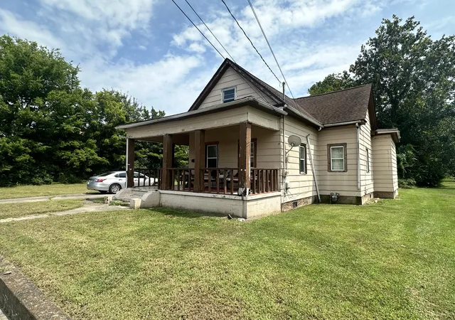 Photo 2 of Single family home for sale at 912 Tennessee St, Paducah, KY 42003 | MLS# 26021832 | Listing updated on 2026-09-09