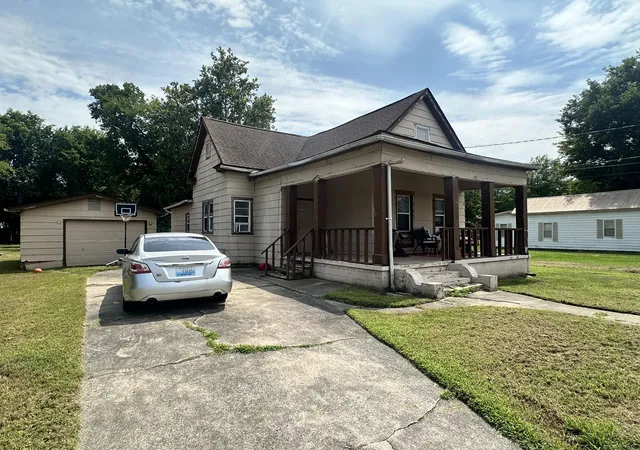 Photo 3 of Single family home for sale at 912 Tennessee St, Paducah, KY 42003 | MLS# 26021832 | Listing updated on 2026-09-09