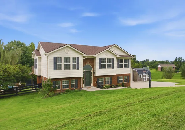 Photo 3 of Sale Pending at 122 Saddle Brk Cir, Berea, KY 40403 | MLS# 26022247 | Listing updated on 2026-08-22