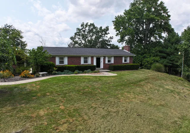 Photo 1 of Single family home for sale at 670 Racetrack Rd, Irvine, KY 40336 | MLS# 26021867 | Listing updated on 2026-10-01