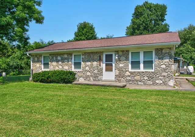 Photo 3 of Single family home for sale at 307 Peachtree Ln, Frankfort, KY 40601 | MLS# 26021750 | Listing updated on 2026-09-28