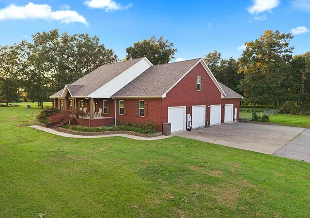 Photo 2 of Single family home for sale at 3752 Kentucky 121, Murray, KY 42071 | MLS# 26023173 | Listing updated on 2026-08-25