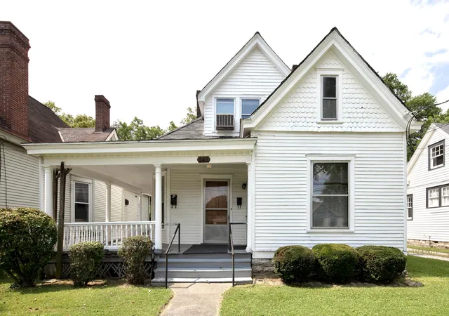 Photo 3 of Sale Pending at 145 N Ashland Ave, Lexington, KY 40502 | MLS# 26021854 | Listing updated on 2026-09-03