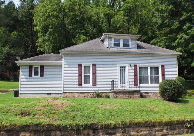 Photo 1 of Single family home for sale at 412 Main St, Mc Kee, KY 40447 | MLS# 26021900 | Listing updated on 2026-09-23