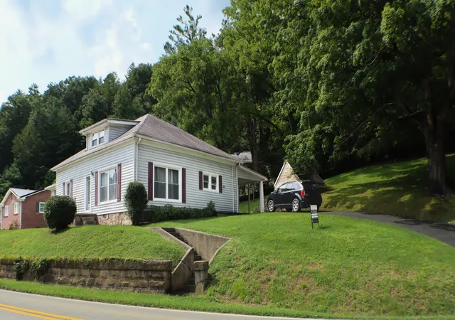 Photo 3 of Single family home for sale at 412 Main St, Mc Kee, KY 40447 | MLS# 26021900 | Listing updated on 2026-09-23