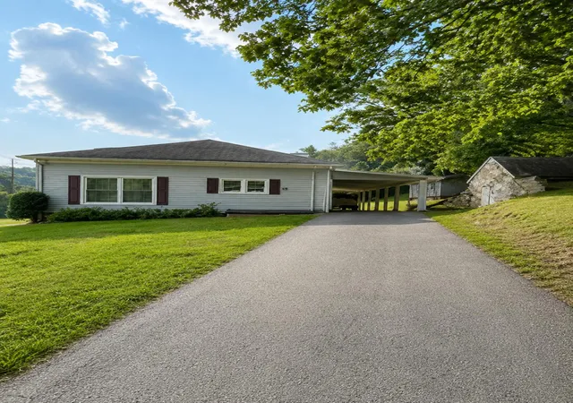 Photo 3 of Single family home for sale at 412 Main St, Mc Kee, KY 40447 | MLS# 26021900 | Listing updated on 2026-09-23