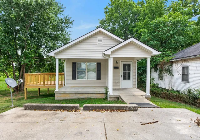Photo 1 of Sale Pending at 117 Estill St, Mount Sterling, KY 40353 | MLS# 26021890 | Listing updated on 2026-08-23