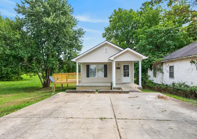 Photo 2 of Sale Pending at 117 Estill St, Mount Sterling, KY 40353 | MLS# 26021890 | Listing updated on 2026-08-23