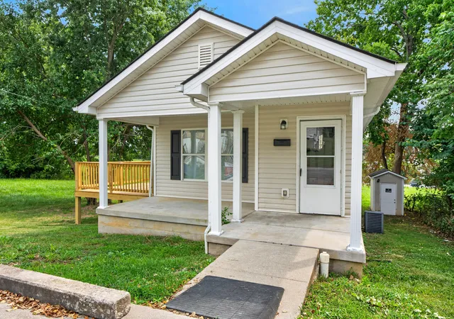 Photo 3 of Sale Pending at 117 Estill St, Mount Sterling, KY 40353 | MLS# 26021890 | Listing updated on 2026-08-23