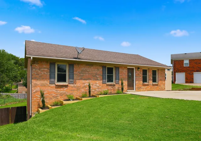 Photo 3 of Sale Pending at 2218 Woodford Dr, Richmond, KY 40475 | MLS# 26021905 | Listing updated on 2026-09-22