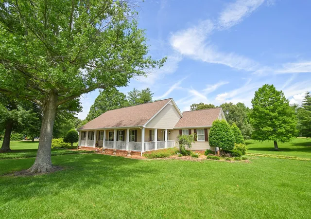 Photo 3 of Sale Pending at 101 Willowcreek Rd, Paducah, KY 42003 | MLS# 26022131 | Listing updated on 2026-10-03