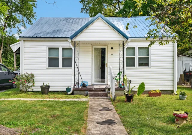 Photo 3 of Single family home for sale at 101 Legion Cir, Hopkinsville, KY 42240 | MLS# 26021852 | Listing updated on 2026-08-12