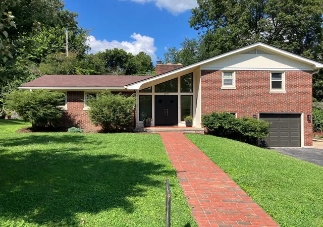 Photo 1 of Sale Pending at 206 Eastway Dr, Richmond, KY 40475 | MLS# 26021895 | Listing updated on 2026-09-18