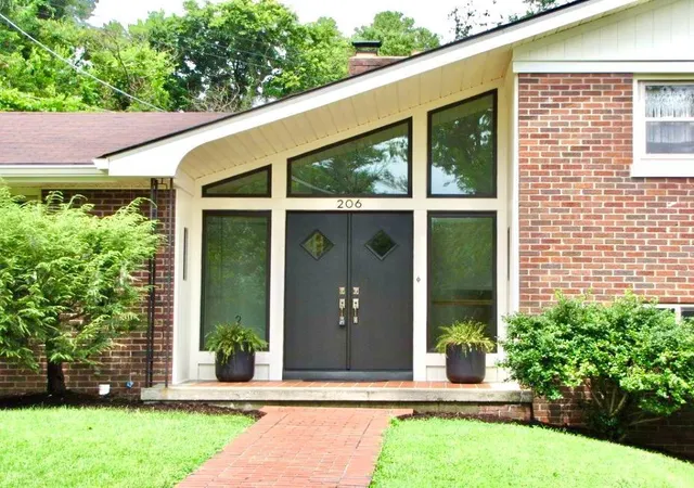Photo 2 of Sale Pending at 206 Eastway Dr, Richmond, KY 40475 | MLS# 26021895 | Listing updated on 2026-09-18