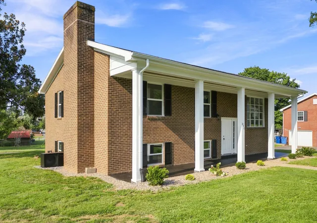 Photo 3 of Single family home for sale at 1000 Regency Rd, Danville, KY 40422 | MLS# 26021908 | Listing updated on 2026-10-05