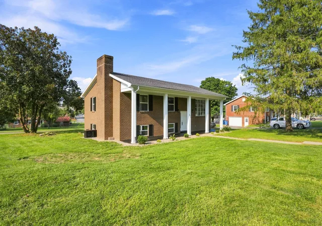 Photo 3 of Single family home for sale at 1000 Regency Rd, Danville, KY 40422 | MLS# 26021908 | Listing updated on 2026-10-05