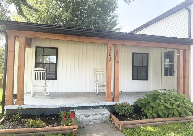 Photo 2 of Single family home for sale at 123 Oak St, Berea, KY 40403 | MLS# 26021940 | Listing updated on 2026-09-16