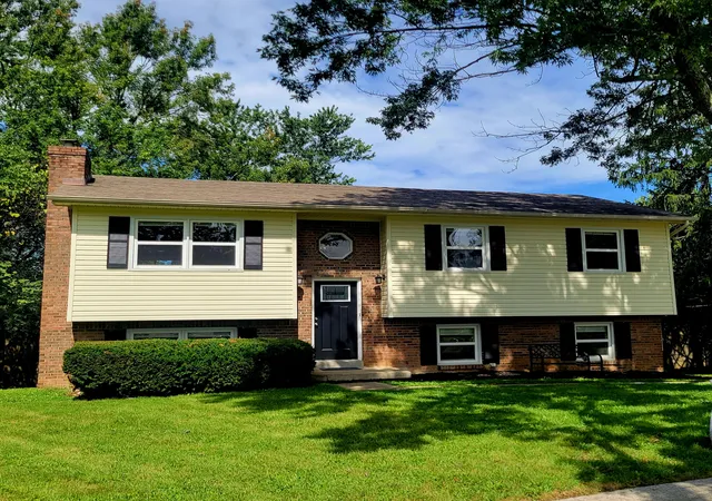 Photo 2 of Single family home for sale at 1401 Yosemite Cir, Lexington, KY 40517 | MLS# 26022311 | Listing updated on 2026-09-16