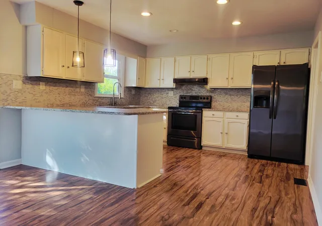 Photo 4 of Sale Pending at 1401 Yosemite Cir, Lexington, KY 40517 | MLS# 26022311 | Listing updated on 2026-10-13