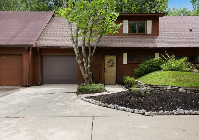 Photo 2 of Sale Pending at 516 Grove Ln #C, Lexington, KY 40517 | MLS# 26022691 | Listing updated on 2026-09-10