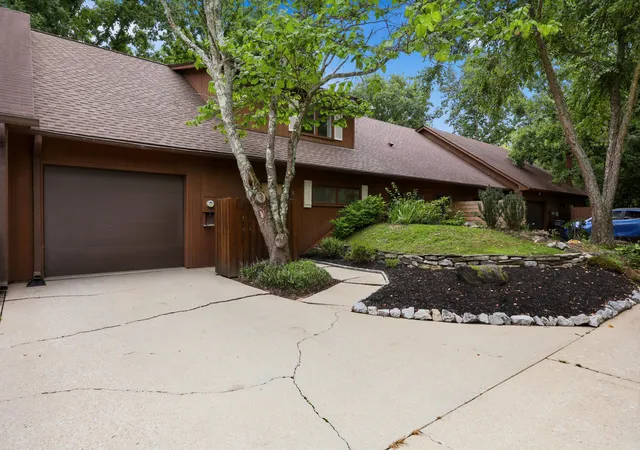 Photo 3 of Sale Pending at 516 Grove Ln #C, Lexington, KY 40517 | MLS# 26022691 | Listing updated on 2026-09-10