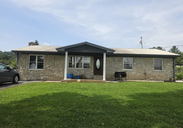 Photo 2 of Single family home for sale at 3727 Ky 192, Somerset, KY 42501 | MLS# 26022112 | Listing updated on 2026-09-29