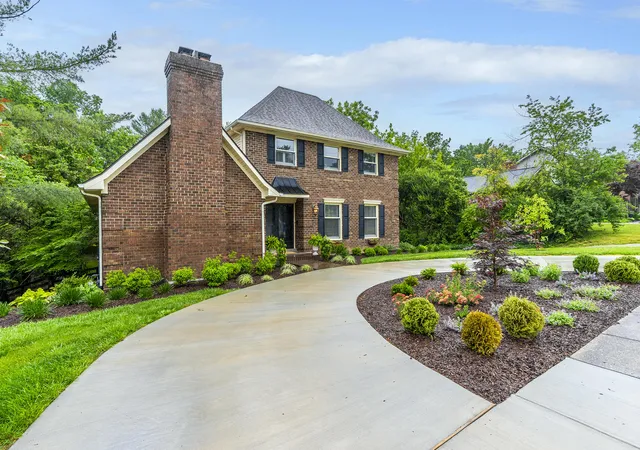 Photo 2 of Single family home for sale at 2063 Manor Dr, Lexington, KY 40502 | MLS# 26022118 | Listing updated on 2026-09-16