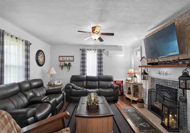 Photo 4 of Single family home for sale at 415 Kelly Shop Rd, Springfield, KY 40069 | MLS# 26022183 | Listing updated on 2026-10-08