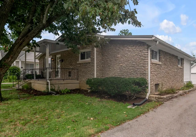 Photo 3 of Sale Pending at 861 Chestnut Dr, Frankfort, KY 40601 | MLS# 26022196 | Listing updated on 2026-10-07