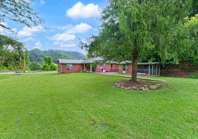 Photo 4 of Single family home for sale at 1540 Ky 1524, Manchester, KY 40962 | MLS# 26022191 | Listing updated on 2026-08-29