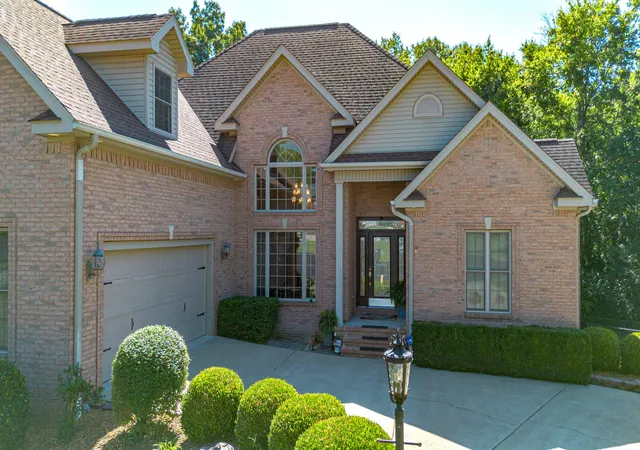 Photo 2 of Single family home for sale at 320 Cascade Dr, Paducah, KY 42003 | MLS# 26022487 | Listing updated on 2026-09-07