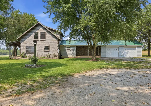 Photo 2 of Single family home for sale at 2590 Peacock Rd, Paris, KY 40361 | MLS# 26022226 | Listing updated on 2026-09-09