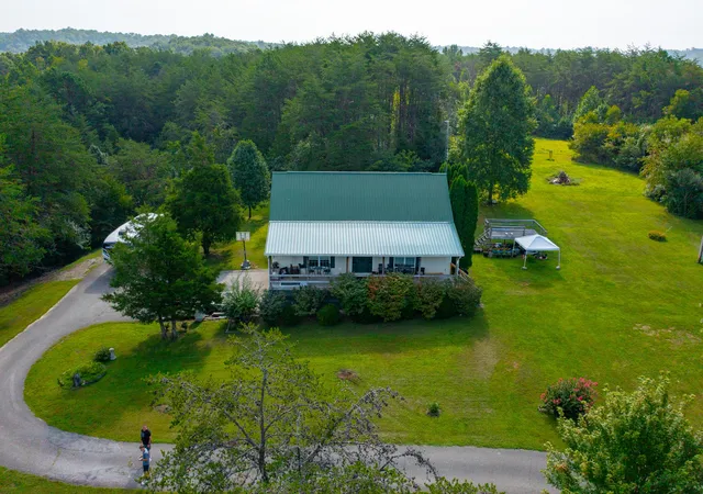 Photo 1 of Single family home for sale at 4300 White Oak Rd, London, KY 40741 | MLS# 26022627 | Listing updated on 2026-08-20