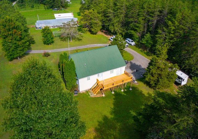 Photo 3 of Single family home for sale at 4300 White Oak Rd, London, KY 40741 | MLS# 26022627 | Listing updated on 2026-10-13