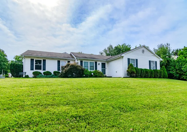 Photo 1 of Sale Pending at 384 Stone Crk Dr, Lexington, KY 40503 | MLS# 26022341 | Listing updated on 2026-09-03