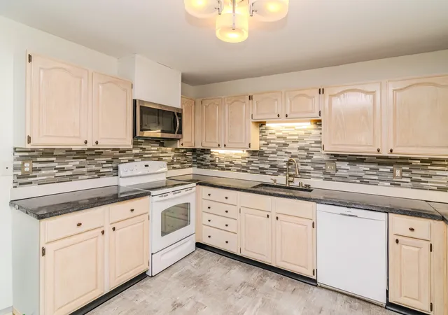 Photo 2 of Sale Pending at 384 Stone Crk Dr, Lexington, KY 40503 | MLS# 26022341 | Listing updated on 2026-09-03