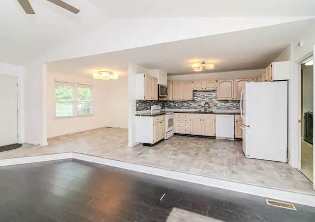 Photo 3 of Sale Pending at 384 Stone Crk Dr, Lexington, KY 40503 | MLS# 26022341 | Listing updated on 2026-09-03